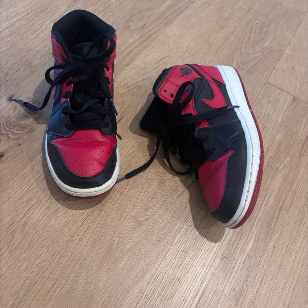 Nike Kids Black and Red Sneakers. Size 4y